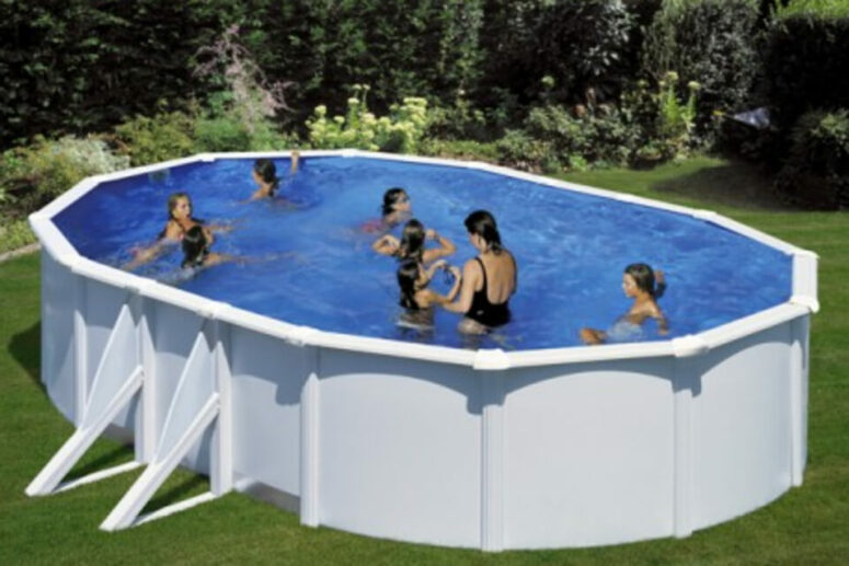 vantaggi di avere una piscina in giardino